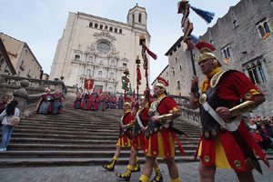 Setmana Santa 2019 a Girona. Sortida dels Manaies per lliurar el Penó