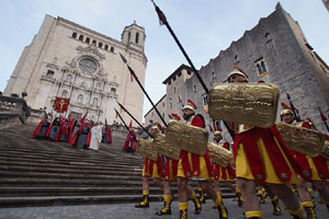 Setmana Santa 2019 a Girona. Sortida dels Manaies per lliurar el Penó