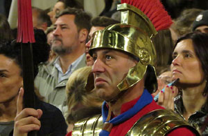 Setmana Santa 2019 a Girona. Sortida dels Manaies per lliurar el Penó