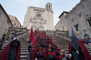 Setmana Santa 2019 a Girona. Sortida dels Manaies per lliurar el Penó