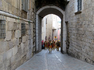 Setmana Santa 2019 a Girona. Sortida dels Manaies per lliurar el Penó