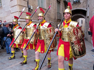 Setmana Santa 2019 a Girona. Sortida dels Manaies per lliurar el Penó