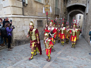 Setmana Santa 2019 a Girona. Sortida dels Manaies per lliurar el Penó