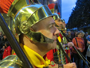 Setmana Santa 2019 a Girona. Sortida dels Manaies per lliurar el Penó