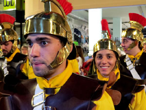Setmana Santa 2019 a Girona. Sortida dels Manaies per lliurar el Penó