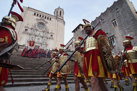 Manaies i vestes a les escales de la Catedral