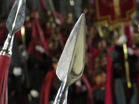 Manaies i vestes a les escales de la Catedral