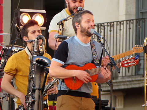 Un moment del concert d'Oques Grasses a la Rambla de la Llibertat