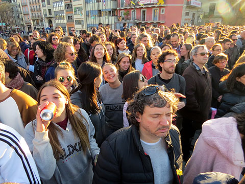 P&uacute;blic al pont de Pedra durant el concert
