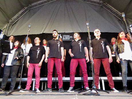 Festival A Cappella 2019. Actuaci&oacute; de Yes the Music! a la pla&ccedil;a de la Independ&egrave;ncia