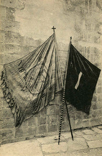 Banderes dels setges de 1808 i 1809 conservades a la capella de Sant Narcís de l’església de Sant Feliu. Posteriorment es traslladarien al Museu d’Història de la Ciutat. A l’esquerra, la bandera de la Creuada Gironina i a la dreta, la del 1er Terç dels Miquelets. 1906-1918