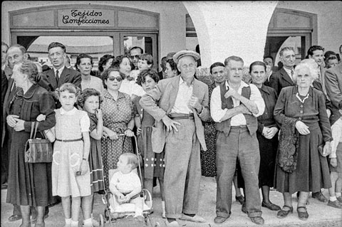 Inauguració oficial del Grup Sant Narcís. Veïns a la plaça de l'Assumpció. 2 de juny de 1952