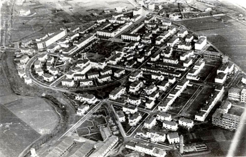 Vista aèria del barri de Sant Narcís. A l'esquerra, el riu Güell. 1952-1975