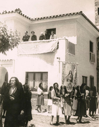 Processó de la Mare de Déu de Fàtima al Grup Sant Narcís. S'observa gent dalt d'un balcó veient passar la procesó:. 10 de juny de 1951