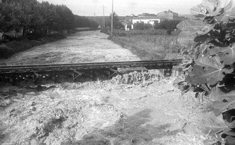 Inundació provocada pel desbordament del riu Güell al seu pas per Sant Narcís amb la via del tren d'Olot al centre. 13 de setembre de 1963