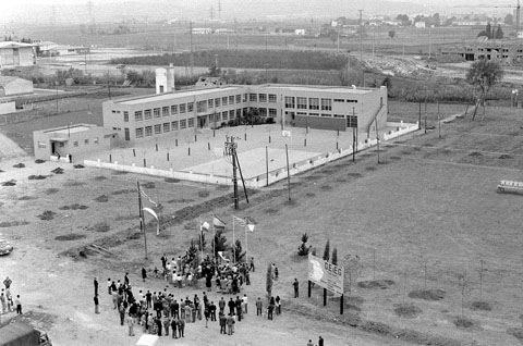 Acte de col·locació de la primera pedra del complex esportiu del GEiEG de Sant Narcís. A l'esquerra, l'escola Mare de Déu del Mont. 4 de novembre de 1973
