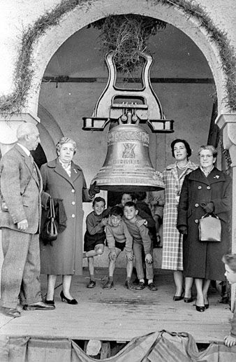 Benedicció de dues campanes pel campanar de l'església de Assumpció del barri de Sant Narcís. Retrat de grup amb una de les campanes. 1960-1970