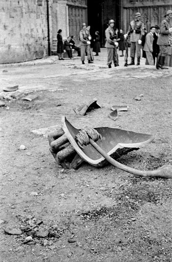 Restes de la campana Assumpta després de caure des del campanar durant la processó de Corpus. 20 de juny de 1946