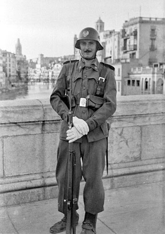 Processó de Corpus. Retrat d'un militar al pont de Pedra. 5 de juny de 1947