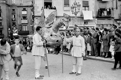 Retrat de dos homes amb l'Àliga de l Ciutat durant la processó de Corpus al pont de Pedra. 24 de maig de 1951