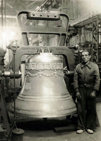Retrat d'Enric Pagès al costat de la campana Assumpta de la Catedral de Girona després de ser refosa a l'empresa Barberí d'Olot i instal·lada en un nou jou de ferro colat a Tomàs Solés i Cia, segons un invent de Carles Batlle Ensesa. 1946