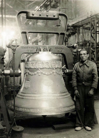 Retrat d'Enric Pagès al costat de la campana Assumpta de la Catedral de Girona després de ser refosa a l'empresa Barberí d'Olot i instal·lada en un nou jou de ferro colat a Tomàs Solés i Cia, segons un invent de Carles Batlle Ensesa. 1946