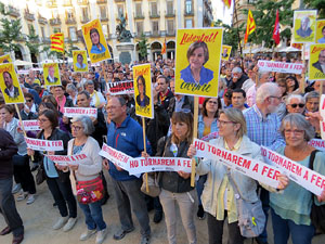 Concentració contra el judici de l'1-O a la plaça de la Independència