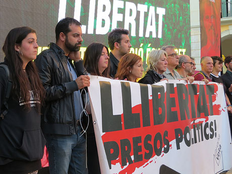 Concentració contra el judici de l'1-O a la plaça de la Independència