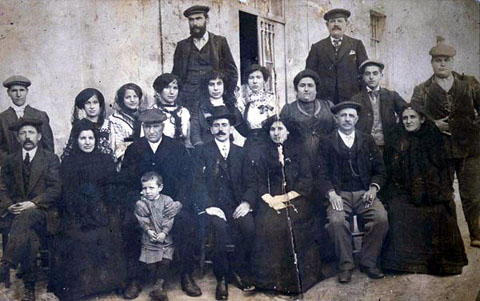 Casament de Valentí Fargnoli amb Rosa Vilasseca a la festa celebrada a l'antic Cafè Cal Bisbe a la plaça de l'Església de Maçanet, el 3 de maig de 1912