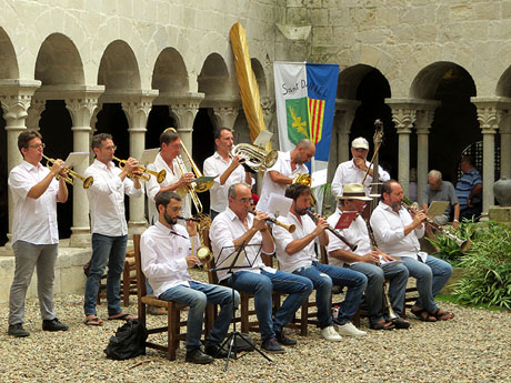 Festa Major de Sant Daniel 2019 - Audici&oacute; i ballada de la Sardana de les monges al claustre del Monestir de Sant Daniel