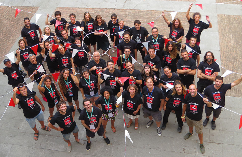 Festivals de Girona. FITAG 2019 - Foto de família de l'equip FITAG 2019 al pati de la Casa de Cultura