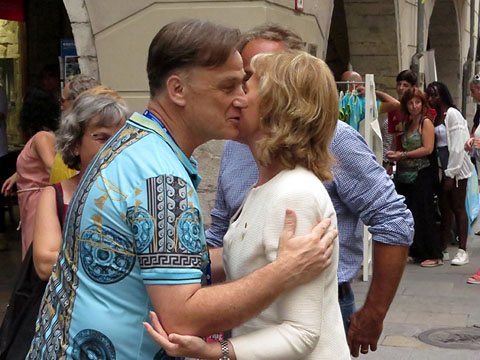 Arribada de la Consellera de Cultura a la plaça del Vi, on és saludada pel director del Festival, Martí Peraferrer