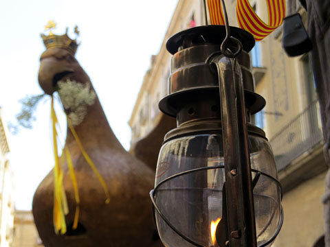 L'Àliga de la Ciutat, sortint de la Catedral