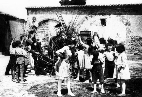 Nens preparant una foguera de Sant Joan. 1934