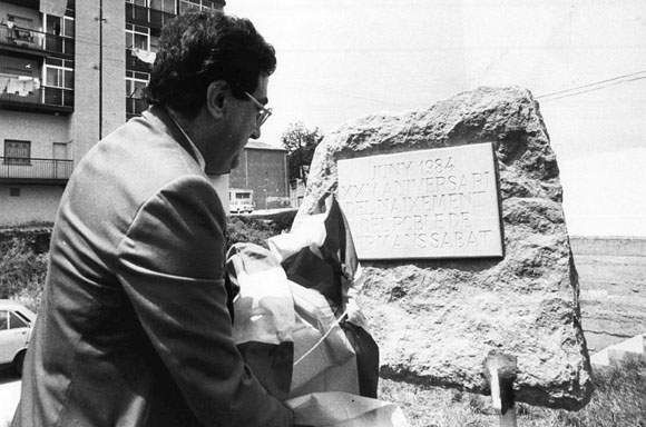 Inauguració del monòlit que commemora els 25 anys d'existència del grup d'habitatges Germans Sàbat. Juny de 1984