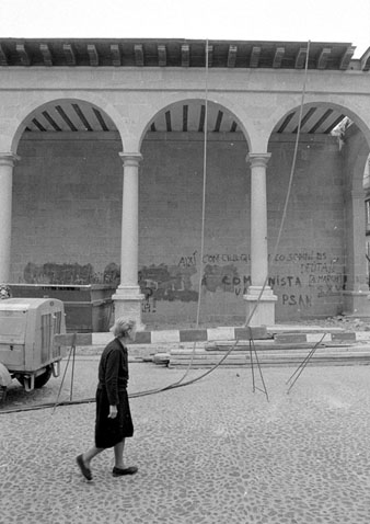 Obres d'enderrocament de la Llotja funer&agrave;ria a la pla&ccedil;a Sant Dom&egrave;nec. 1980