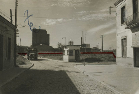 Límit de l'antic municipi de Palau-sacosta i la ciutat de Girona. A la dreta s'observa la caseta d'arbitris, els anomenats 'burots'. 1960
