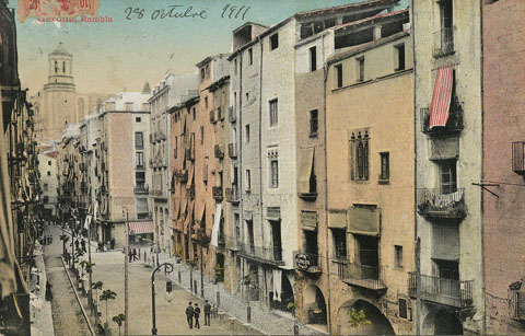 Vista de la Rambla de la Llibertat. En un dels pisos de la dreta s'observa, al balcó, el rètol del Centre Nacionalista Republicà. 1910-1911