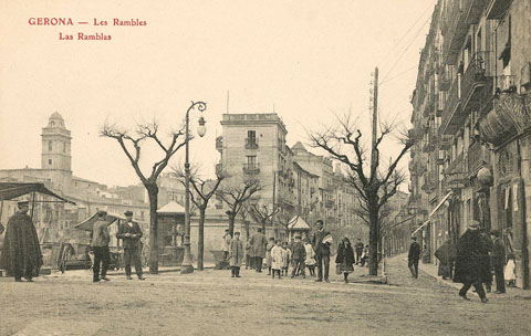 La Rambla de la Llibertat amb gent passejant. A l'esquerra sobresurt el campanar de l'església de les Bernardes. 1910-1919