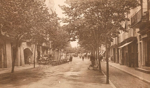 Vista parcial de la rambla de la Llibertat des del carrer de l'Argenteria. 1920-1930