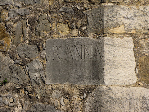 Carreu a la torre d'Alfons XII amb la inscripció 'Reina Anna'