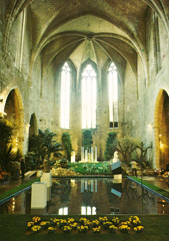 Exposició de flors a l'interior de l'església de Sant Domènec. 1982