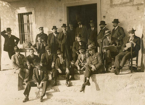 Retrat de grup dels funcionaris de l'Ajuntament de Girona despr&eacute;s d'una trobada al merendero de la Barca. S'identifica a l'alcalde Frederic Bassols, Salusti&agrave; Romero, Josep Jou Par&eacute;s i Barrasetas. 28 d'octubre de 1918