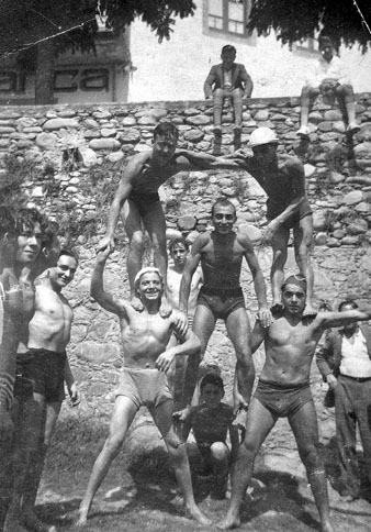 Retrat d'un grup de banyistes sota el merendero de la Barca, a la riba del riu Ter. 1930-1940