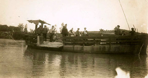 Barca per atravessar el riu Ter en el lloc on actualment s'hi troba el pont de la Barca. 1890-1902