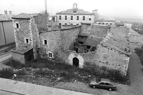 El mas fortificat de Can Ninetes. Darrera es pot veure la fàbrica tèxtil Marfà. 13 de gener de 1991