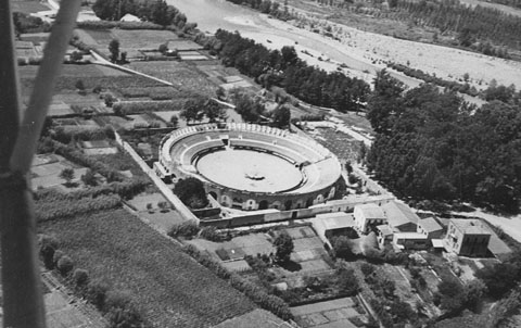 Vista aèria de la plaça de braus. 1956