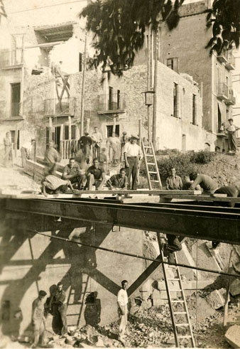 Obres de construcció d'una plataforma sobre el riu Güell a la carretera de Santa Eugènia, a l'altura de la Rodona. 1968