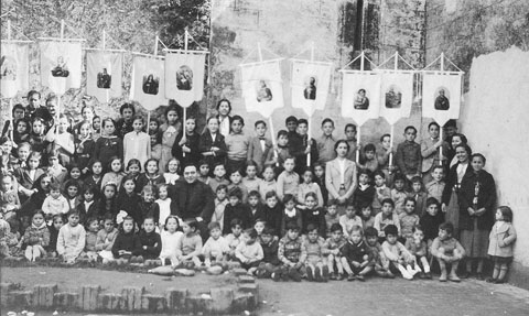 Retrat de grup de nens de l'escola de les religioses Filles de Maria de l'antiga parròquia de Santa Eugènia. S'identifica a Carme Sureda, Francisca Canals i Joana Estibal. 1936