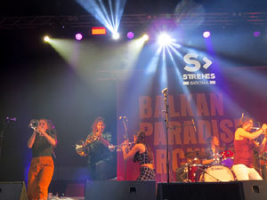 Festival Strenes 2019. Concert de Balkan Paradise Orchestra a la pla&ccedil;a Catalunya dins la programaci&oacute; de la Festa Major de l'Strenes